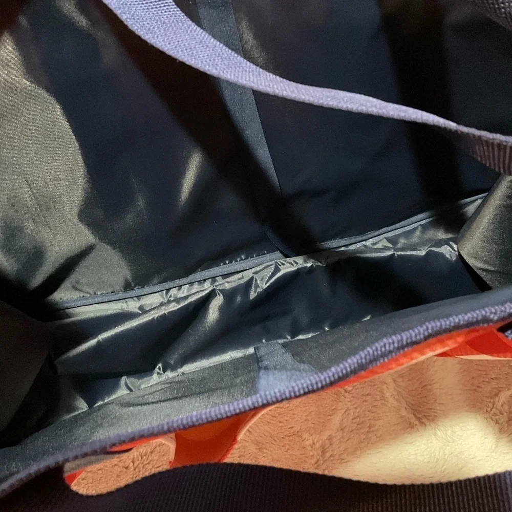 Crown & Ivy Beach Tote - Picture 4 of 7